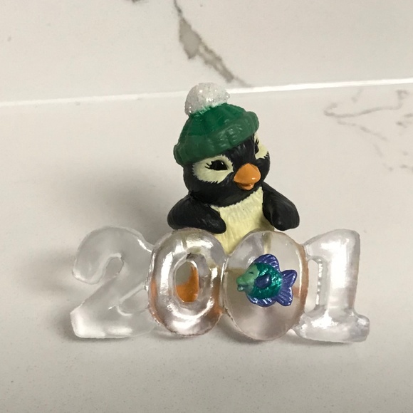 Vintage Hallmark Collectible Cool Decade 2001 Penguin Christmas Ornament - Picture 1 of 9